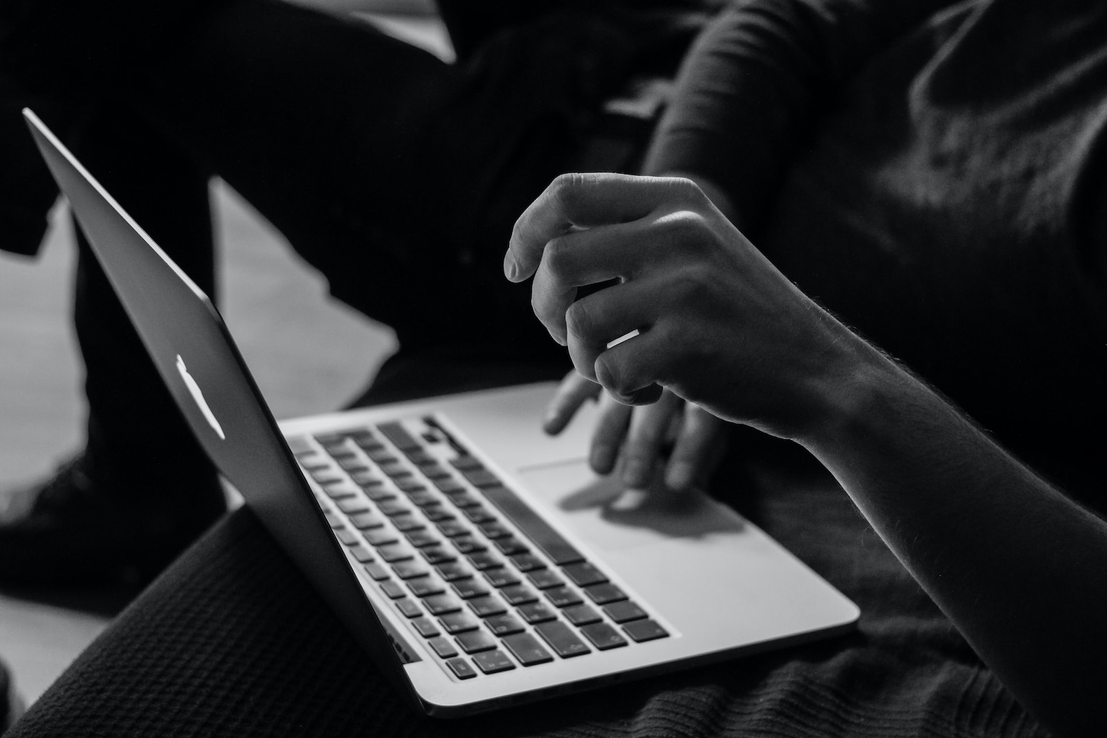 Photo par Sergey Zolkin grayscale photo of person using MacBook